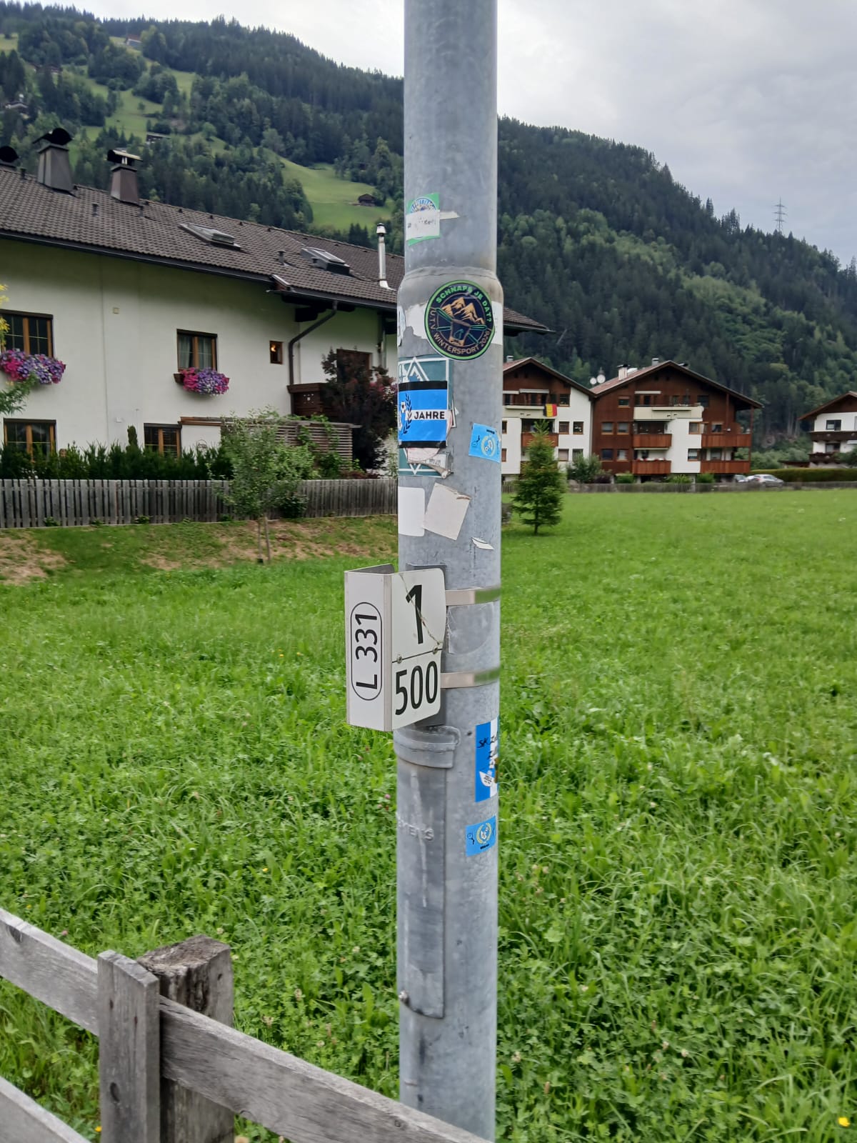 Beklebtes Schild