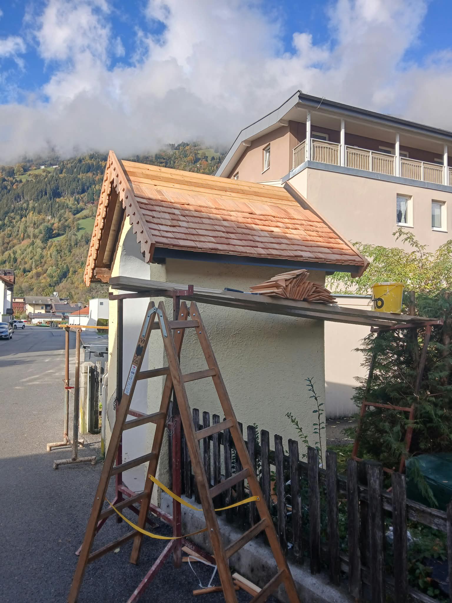 Neue Schindeln am Dach