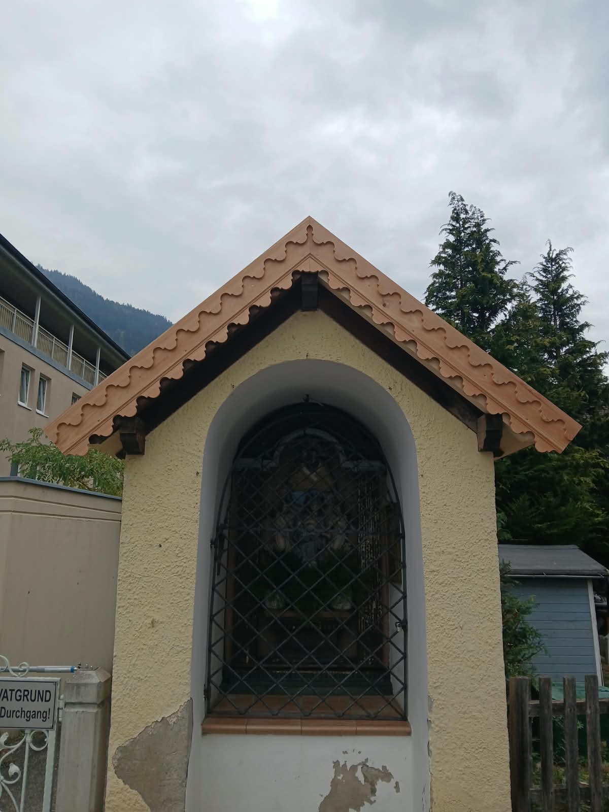 Neues Vordach an der Kapelle