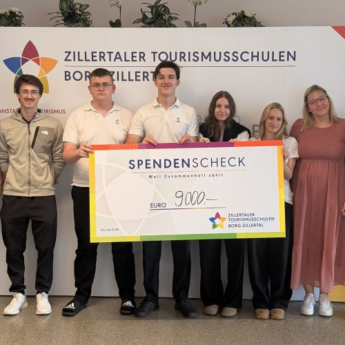Bild Spendenübergabe ©-Zillertaler Tourismusschulen