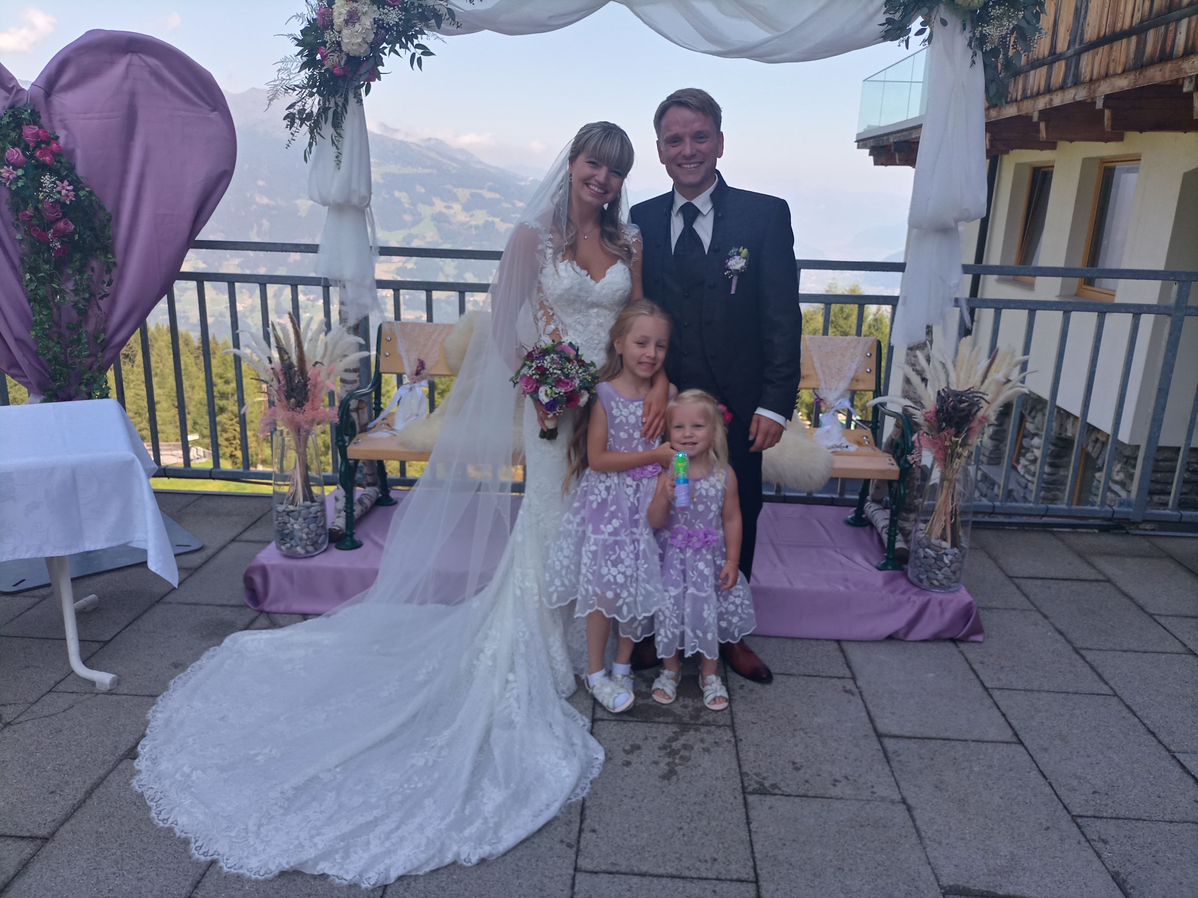 22. Juli 2022: Cindy (geb. Appel) und Konrad Neumann mit ihren beiden Kindern Maila und Lola